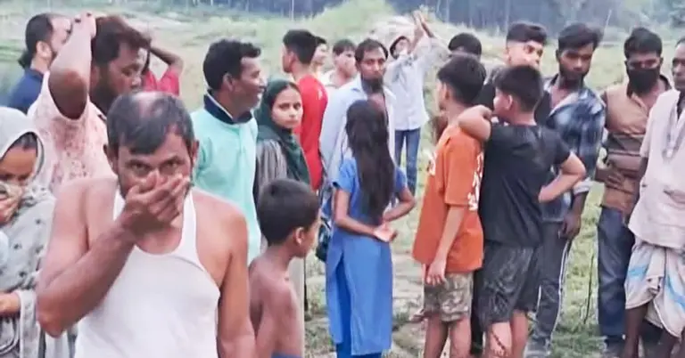 ঘটনাস্থলে স্থানীয়দের ভিড়